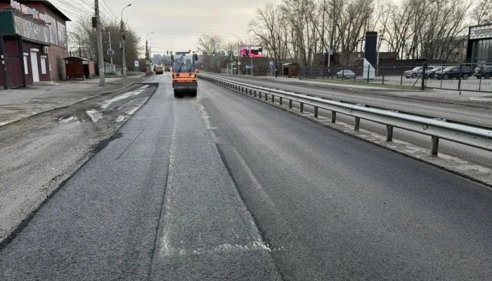 В Иркутске на Олега Кошевого укладывают асфальт