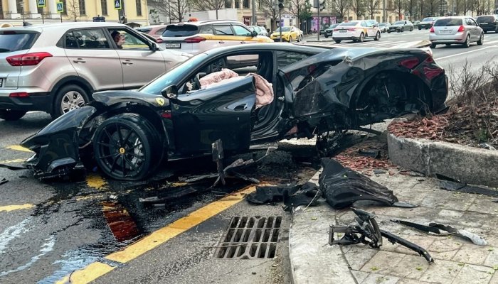 Рэпер Navai разбил Ferrari в центре Москвы