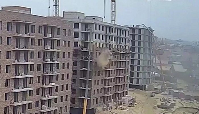 В Улан-Удэ на стройке двое рабочих сорвались с шестого этажа, один погиб