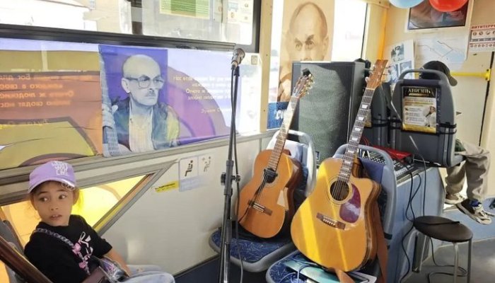 В Иркутске работает передвижная концертная площадка «Синий троллейбус»