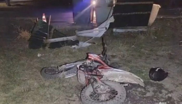 В Черемховском районе двое подростков получили травмы, въехав на мотоцикле в забор (Видео)