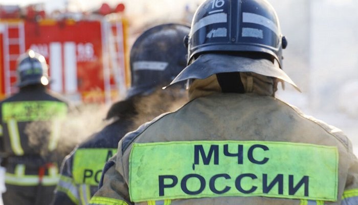 В Уссурийске горят склады с автозапчастями