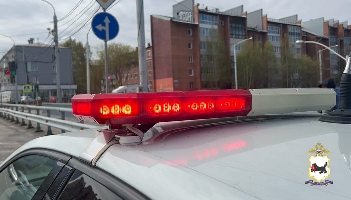 В Иркутске полицейские сняли мужчину с перил виадука