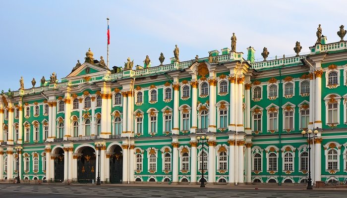 Посетитель Эрмитажа сел на трон, угрожая охране ножами