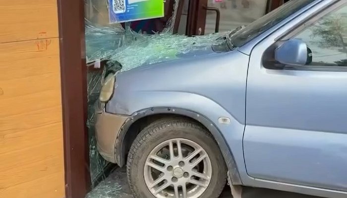 Водитель на Байкальском тракте врезался в пункт выдачи заказов