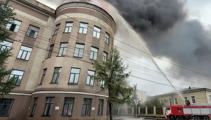 В Иркутске горит здание Иргиредмеда (Видео)