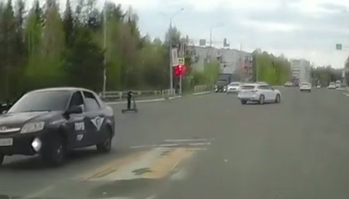 В Усть-Илимске полицейские остановили 10-летнего самокатчика, который ехал по дороге