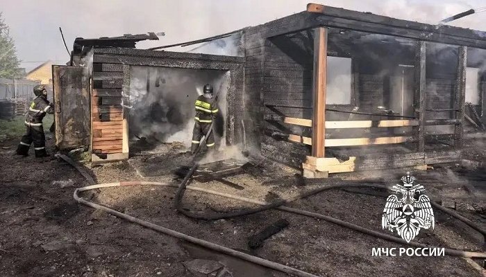 Прохожие спасли семью при пожаре в Хомутово