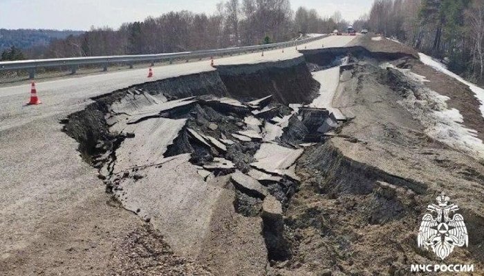 Жителей Алтайского края отрезало от Бийска из-за провала дороги в Кузбассе