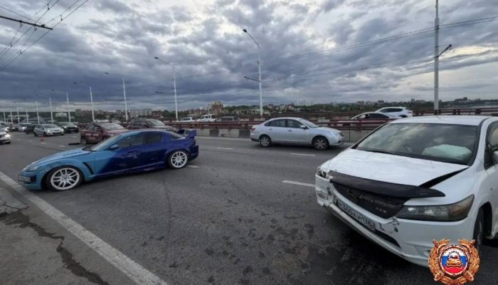 В Иркутске автомобиль влетел в ограждение Академического моста