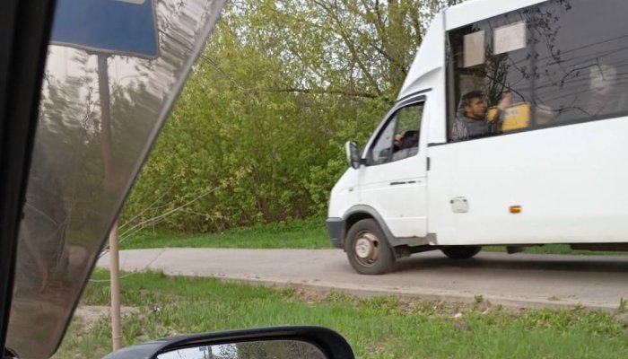 В Иркутске задержали водителя, который объезжал пробку по тротуару (Видео)