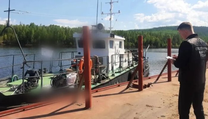 В Усть-Илимском водохранилище перевернулся катер