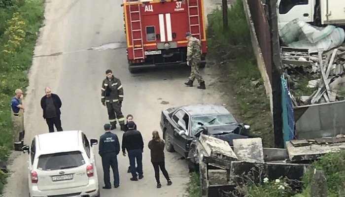 В Бодайбо машина въехала в жилой дом и пробила стену