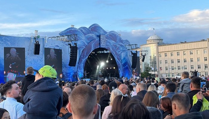 Солист группы «Дискотека Авария» обнажил торс и поцеловал фанатку на Дне города в Иркутске