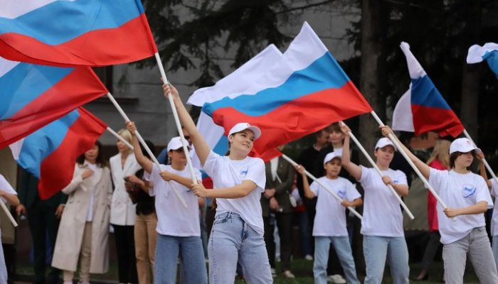 В Иркутске развернут 50-метровый флаг на концерте ко Дню России