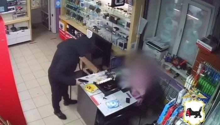 В Братске мужчина ограбил комиссионный магазин, угрожая игрушечным пистолетом (Видео)
