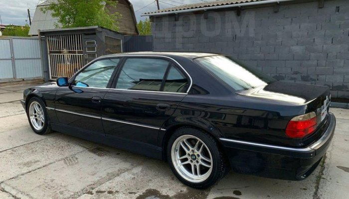 В Иркутске на продажу выставлен BMW 7-Series 1998 года