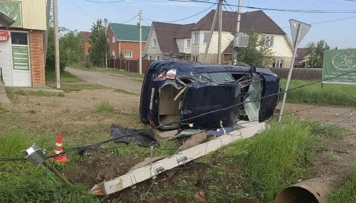 Водитель сбил опору с интернет-кабелями в районе Грановщины