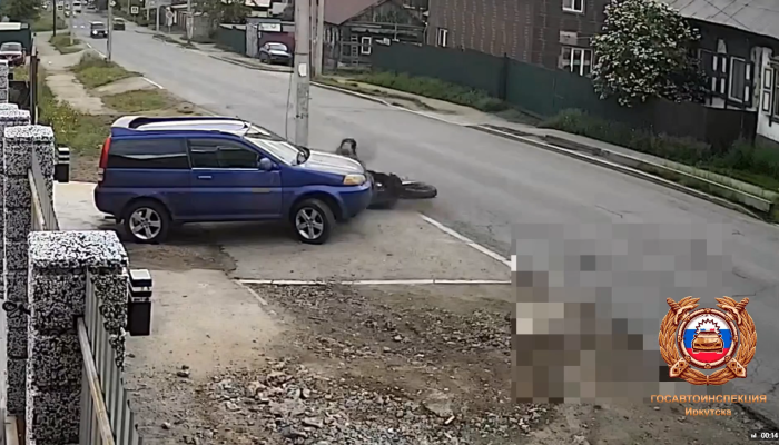 В Иркутске мотоциклист врезался в столб и задел автомобиль (Видео)