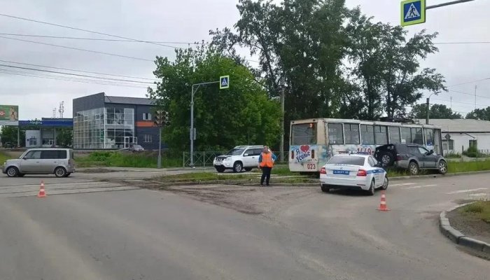 В Усолье-Сибирском внедорожник врезался в трамвай