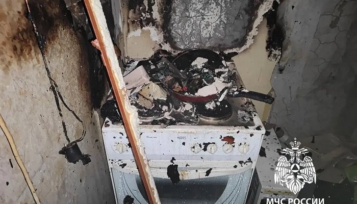 Житель Братска уснул, пока разогревал еду, и едва не погиб при пожаре