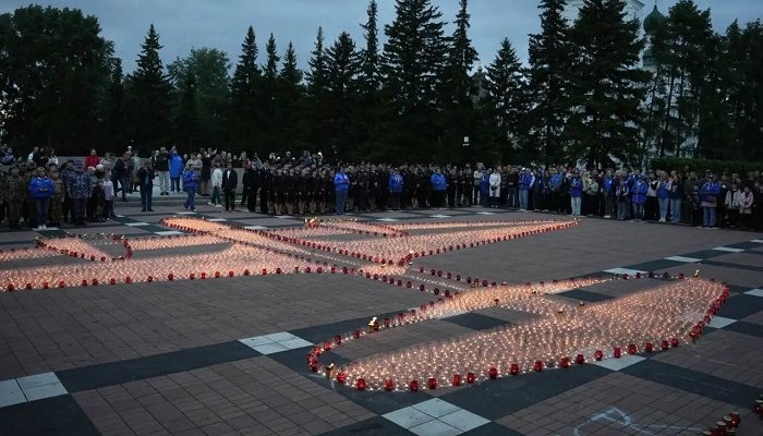 10 тысяч свечей зажгли у Вечного огня в Иркутске в память о войне