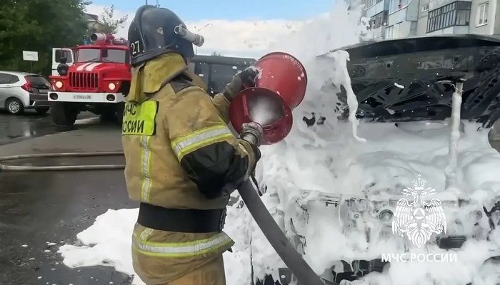 Внедорожник загорелся в жилом районе Энергетик в Братске