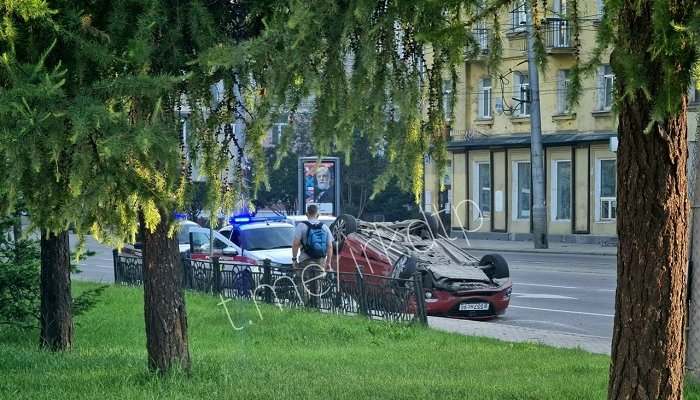 Камера WEACOM зафиксировала момент ДТП с легковушкой в центре