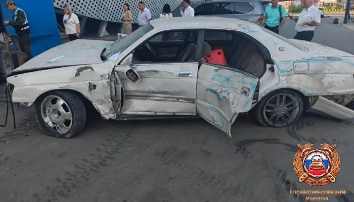 В Иркутске Toyota Crown въехала в здание ТЦ «Электрон»