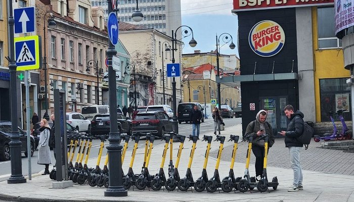 Сибиряки пересаживаются на электросамокаты