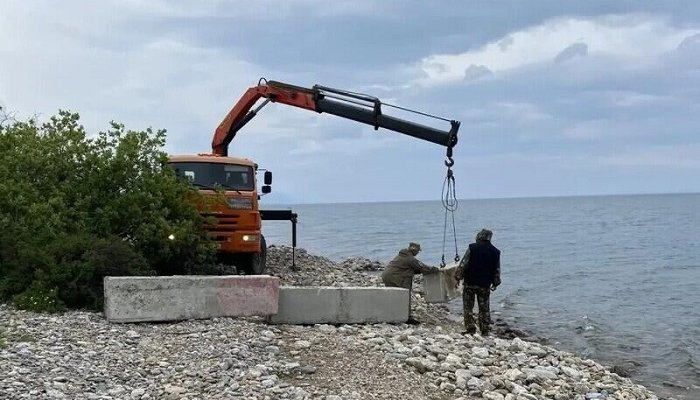 Проезд на мыс Цаган-Хушун перекрыли бетонными блоками