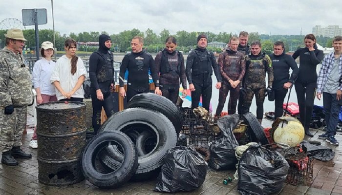 Дайверы подняли со дна Ангары десятки покрышек и самолётную шину