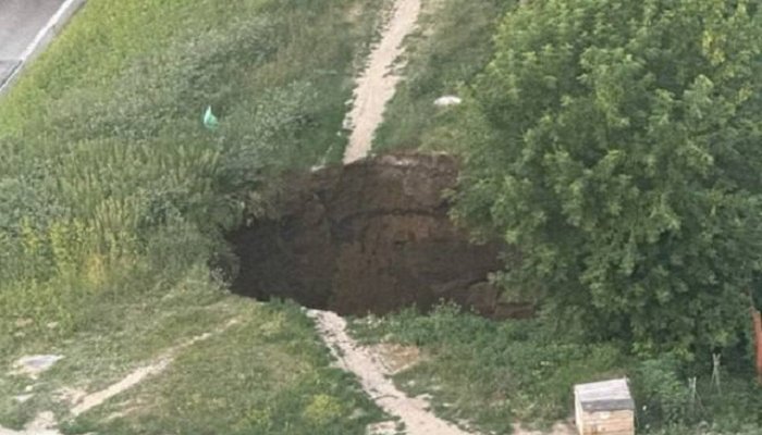Провал грунта в Новосибирске оставил без воды около 700 домов