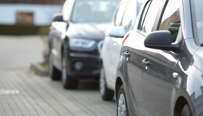 В трех локациях Иркутска запретят парковку автомобилей