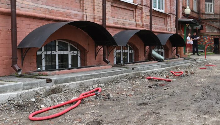 В Иркутске продолжается благоустройство территории возле культурного центра Александра Вампилова