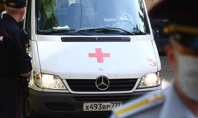 Автобус с детьми съехал в кювет на пути в лагерь под Красноярском