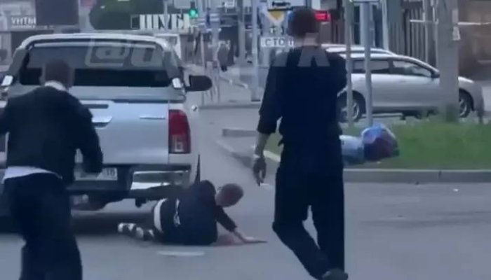 В Иркутске водитель во время конфликта намеренно переехал оппонента (Видео)
