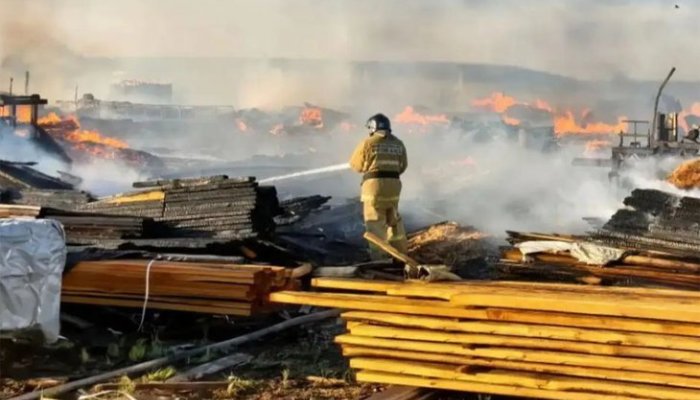 В Хомутово вспыхнул крупный пожар на территории пилорамы