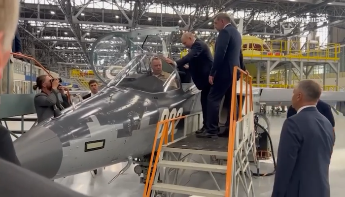 Путин посетил Иркутский авиационный завод (Видео)