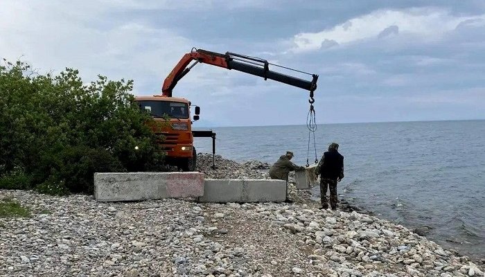 Ограждения на Цаган-Хушуне не остановили туристов — они нашли путь через протоку