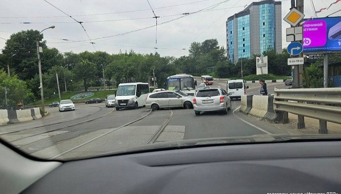 Движение по Глазковскому мосту затруднено из-за ДТП