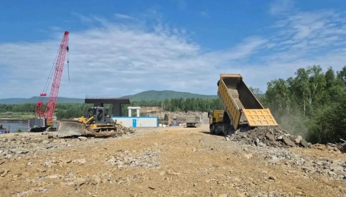 В Бодайбинском районе продолжается строительство моста через Витим