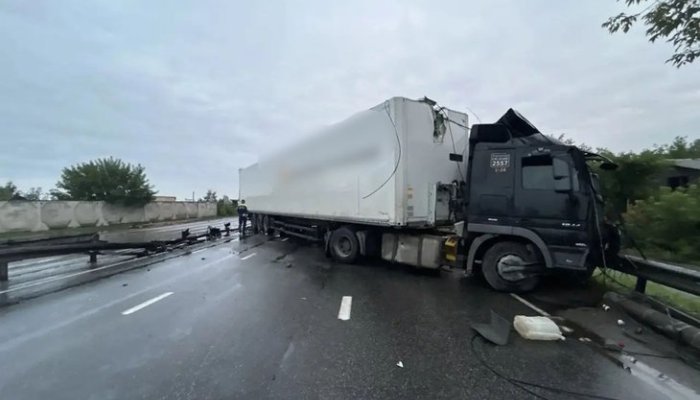 Водитель грузовика протаранил ограждение и выехал на встречную полосу в Иркутске