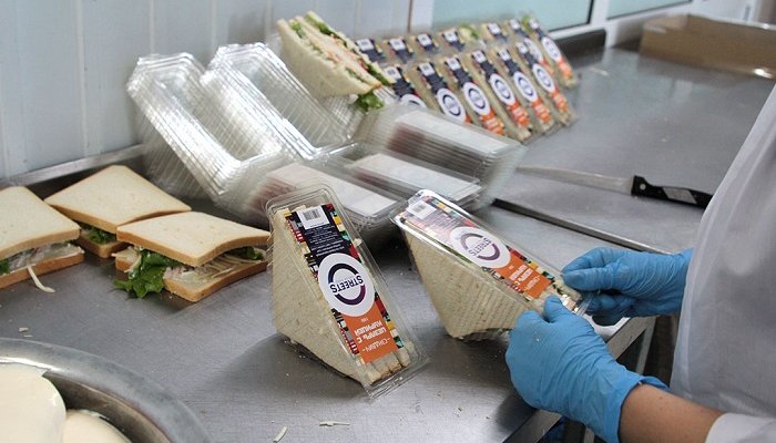 Иркутяне жалуются на посторонние предметы в продукции Streets