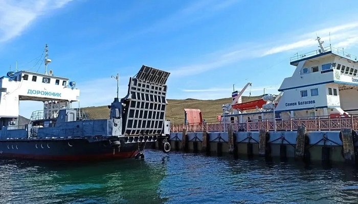 Паром «Дорожник» ушёл на ремонт, очереди на Ольхон растут