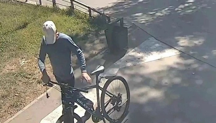 Полиция разыскивает мужчину, перерезавшего трос и угнавшего велосипед в Иркутске