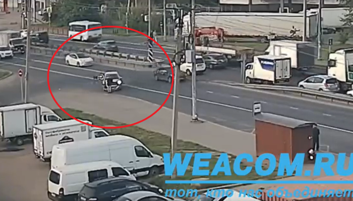 Онлайн-камера WEACOM.RU зафиксировала ДТП  с мотоциклом на Трактовой (Видео)