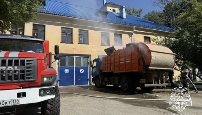 В Ангарске водитель мусоровоза доставил горящий контейнер в пожарную часть