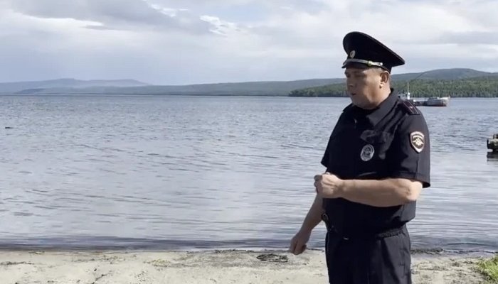 Майор полиции спас мужчину, потерявшего сознание в воде
