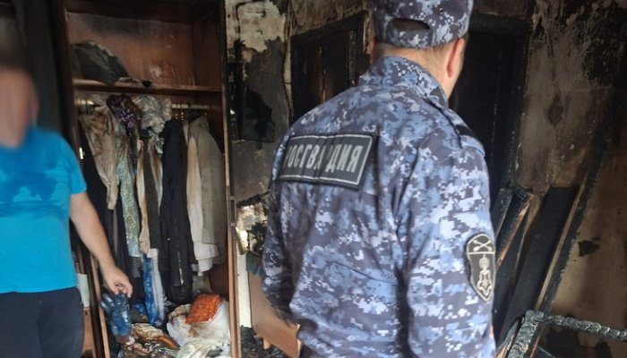 В Нижнеудинске росгвардейцы спасли пенсионерку при пожаре